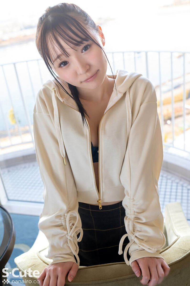 雅子りな　清純派美少女　スリーサイズ： 82(D) - 60 - 91 cm