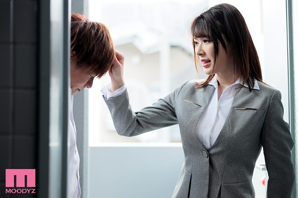 先生の着替えを覗き見しているのがバレてしまった